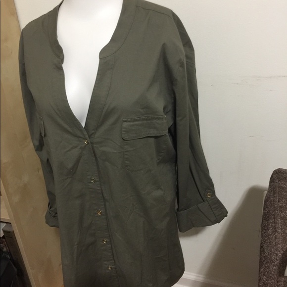 GUESS V Neck Button Down Top SLEEVE W/ROLL - Picture 5 of 8